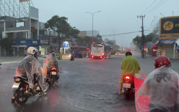 Đà Nẵng mưa trắng trời, nhiều tuyến phố ngập sâu