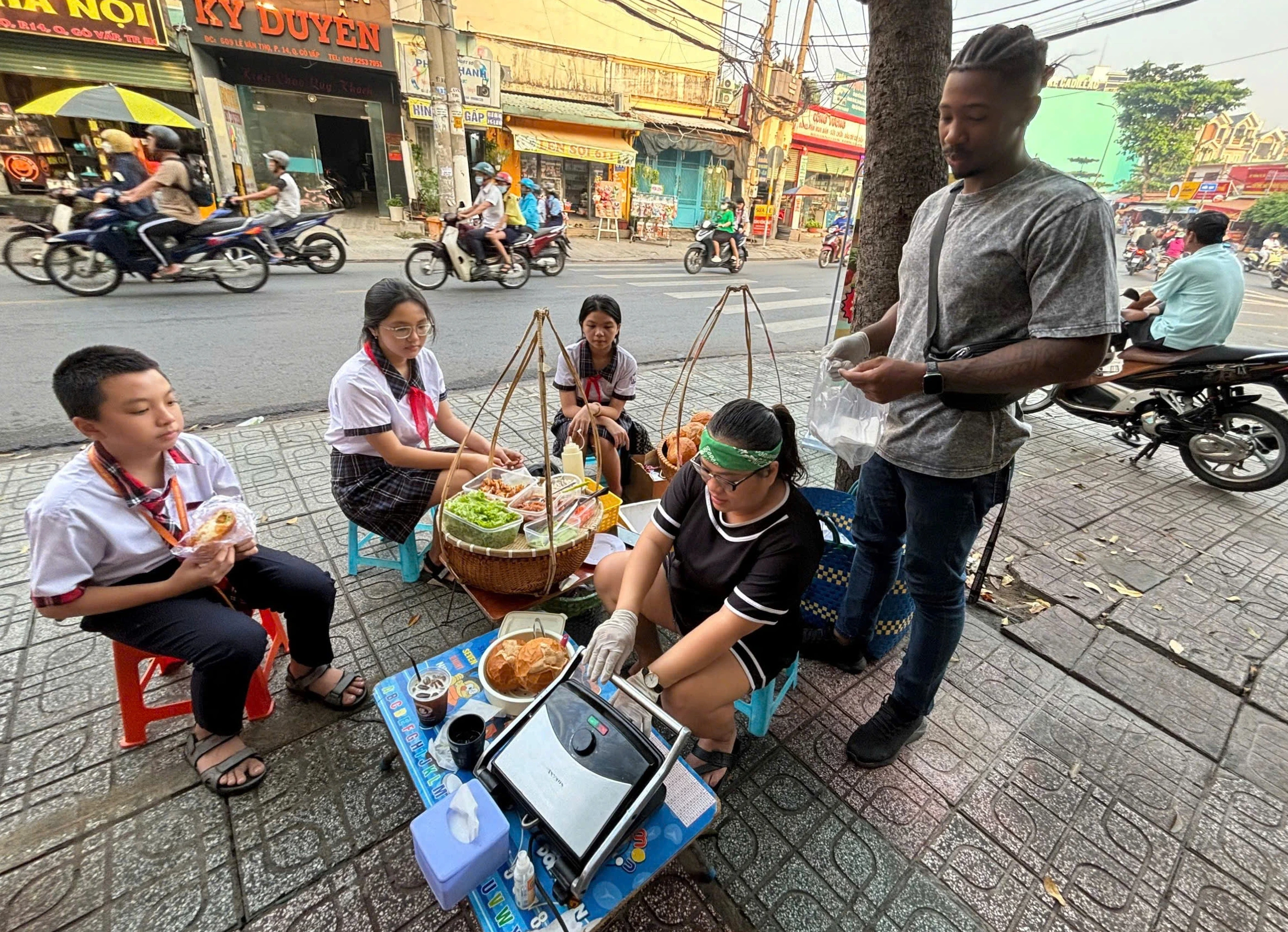 Gánh bánh mì ‘đậm vị tình yêu’ của chàng trai Cuba và cô gái Việt