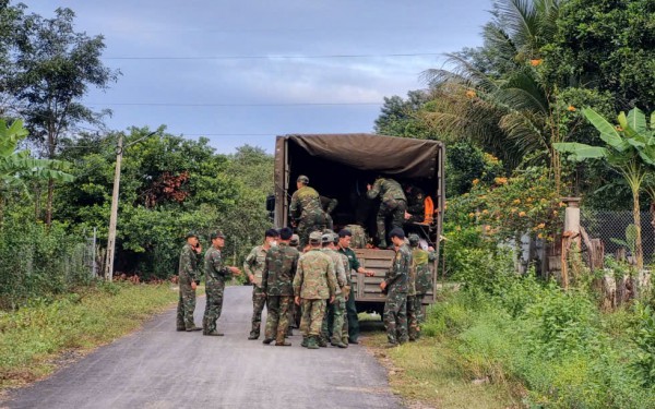 Hàng trăm người vào Vườn quốc gia Yók Đôn tìm máy bay YAK-130 Hàng trăm người vào Vườn quốc gia Yók Đôn tìm máy bay YAK-130