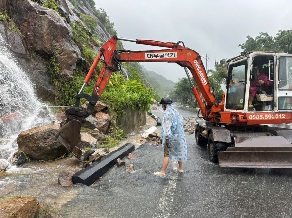 Mưa lớn kéo dài, Đà Nẵng tung lực lượng để ứng phó ngập sâu, sạt lở