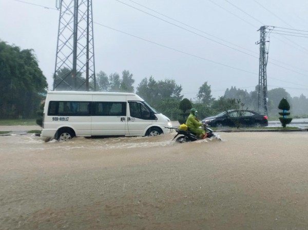 Ngập lụt ở phía tây Đà Nẵng: Công an dầm mưa chốt chặn cảnh báo người dân