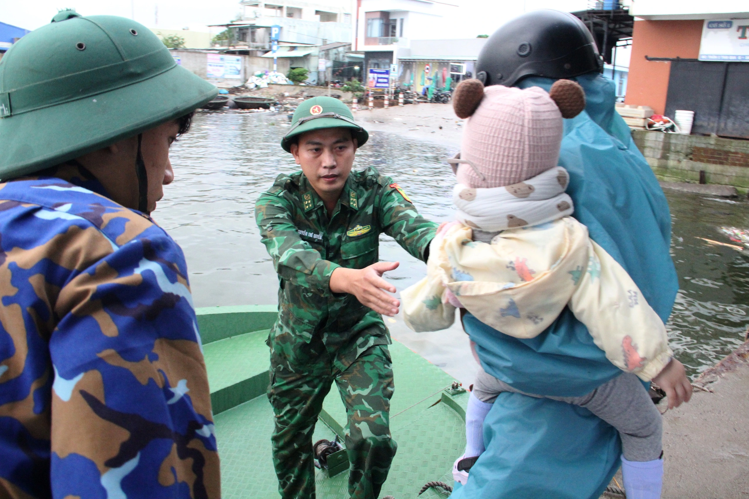 Phà hỏng, Biên phòng Quảng Nam dùng ca nô đưa đón hàng ngàn người dân xã đảo