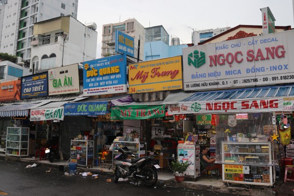 Phố độc lạ ở TP.HCM: Hơn 3 thập kỷ rực rỡ phố biển hiệu Lương Hữu Khánh Phố độc lạ ở TP.HCM: Hơn 3 thập kỷ rực rỡ phố biển hiệu Lương Hữu Khánh