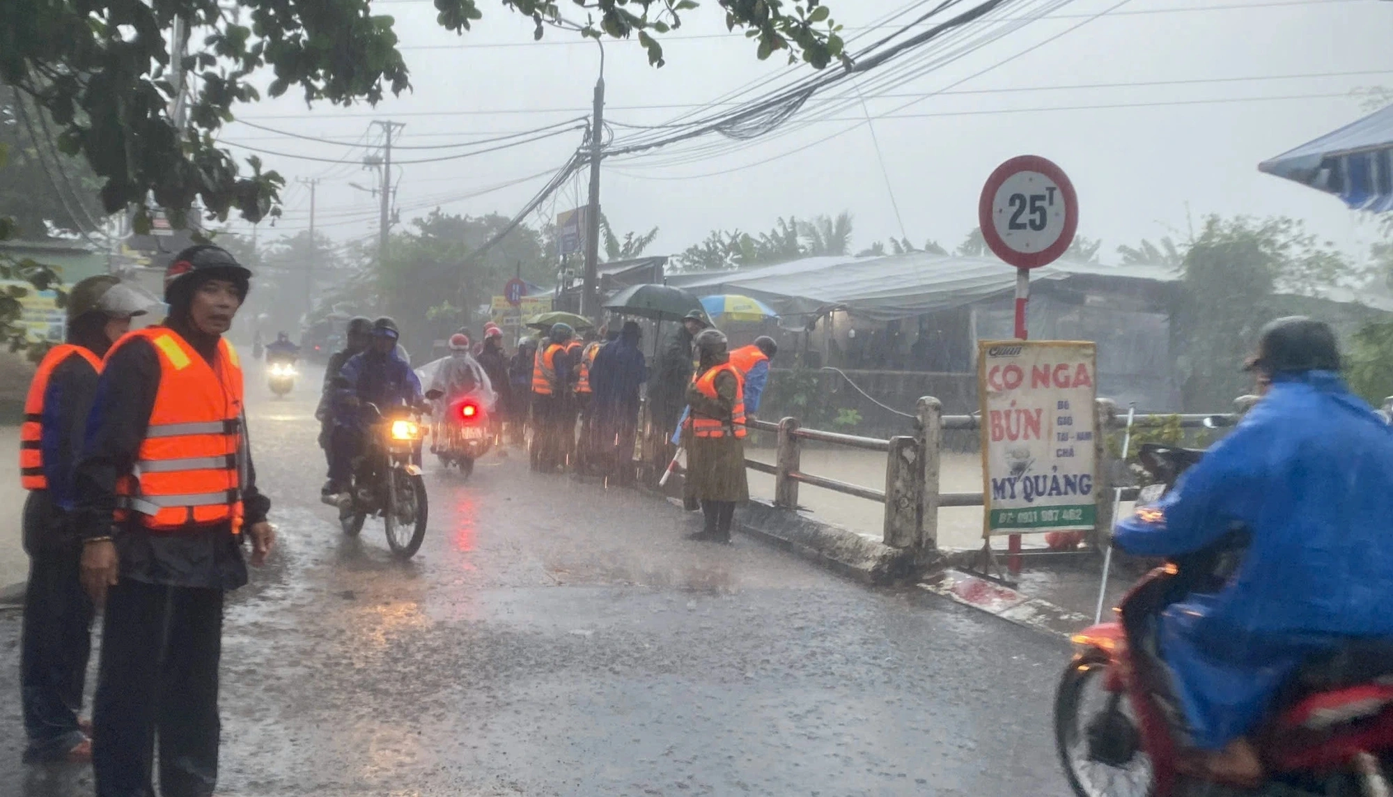 Rốn lũ đường Mẹ Suốt nước dâng cao, chính quyền Đà Nẵng sơ tán dân