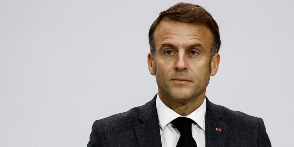 Tổng thống Pháp Emmanuel Macron đối mặt với áp lực từ chức