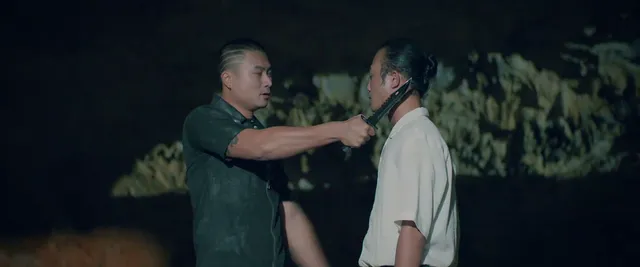 Độc đạo - Tập 36: Hồng bị Tân khẹc đâm nguy kịch trước cổng nhà Diễm - Ảnh 4. Độc đạo - Tập 36: Hồng bị Tân khẹc đâm nguy kịch trước cổng nhà Diễm - Ảnh 4.