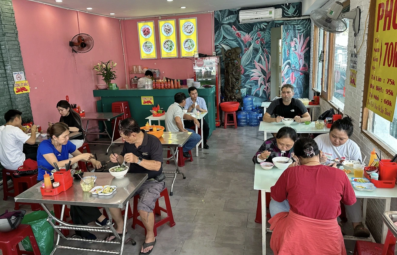 Chủ quán ở TP.HCM thưởng tết nhân viên: 5 năm liền tặng vàng; gửi 1 tháng lương Chủ quán ở TP.HCM thưởng tết nhân viên: 5 năm liền tặng vàng; gửi 1 tháng lương