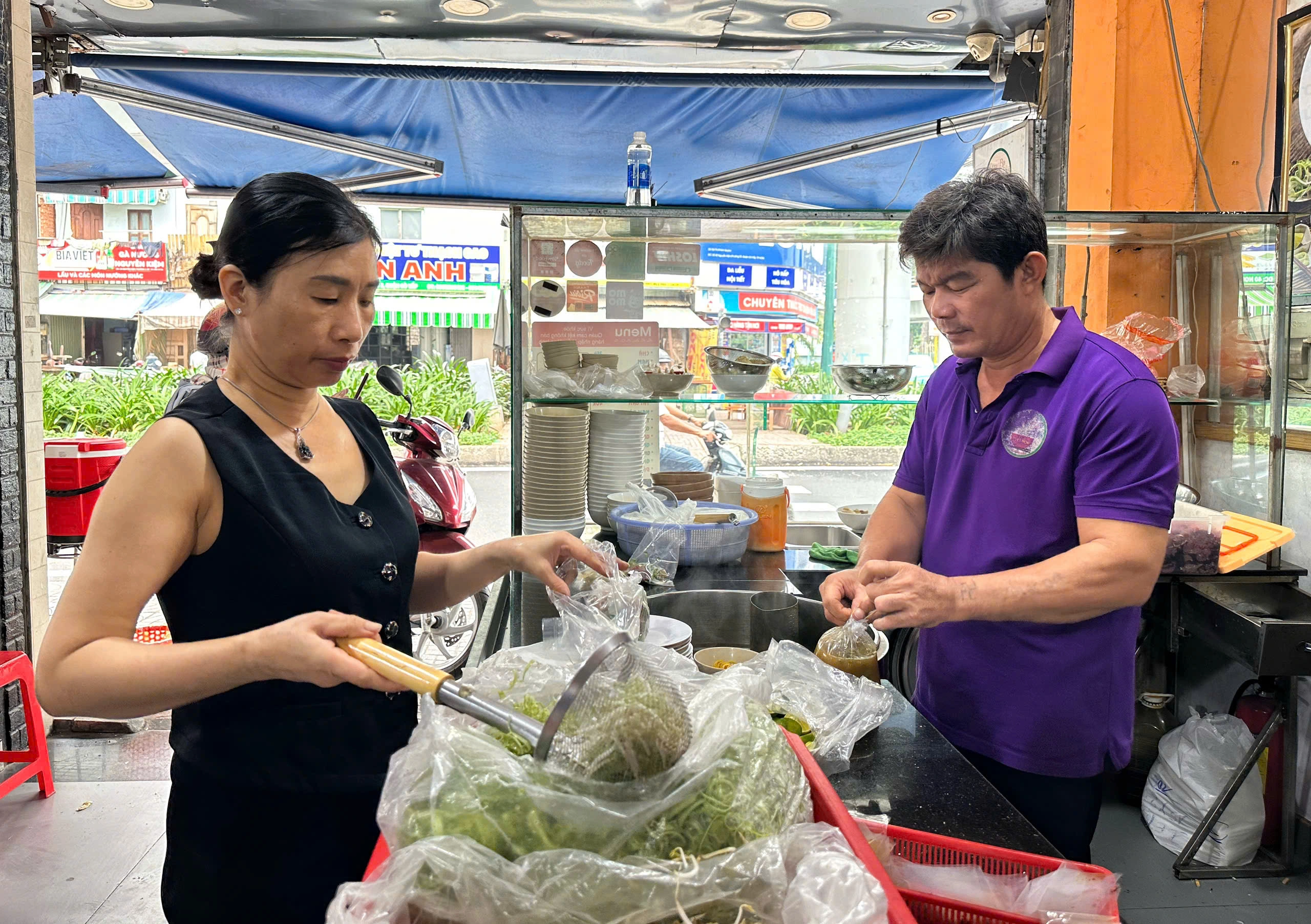 Chủ quán ở TP.HCM thưởng tết nhân viên: 5 năm liền tặng vàng; gửi 1 tháng lương Chủ quán ở TP.HCM thưởng tết nhân viên: 5 năm liền tặng vàng; gửi 1 tháng lương