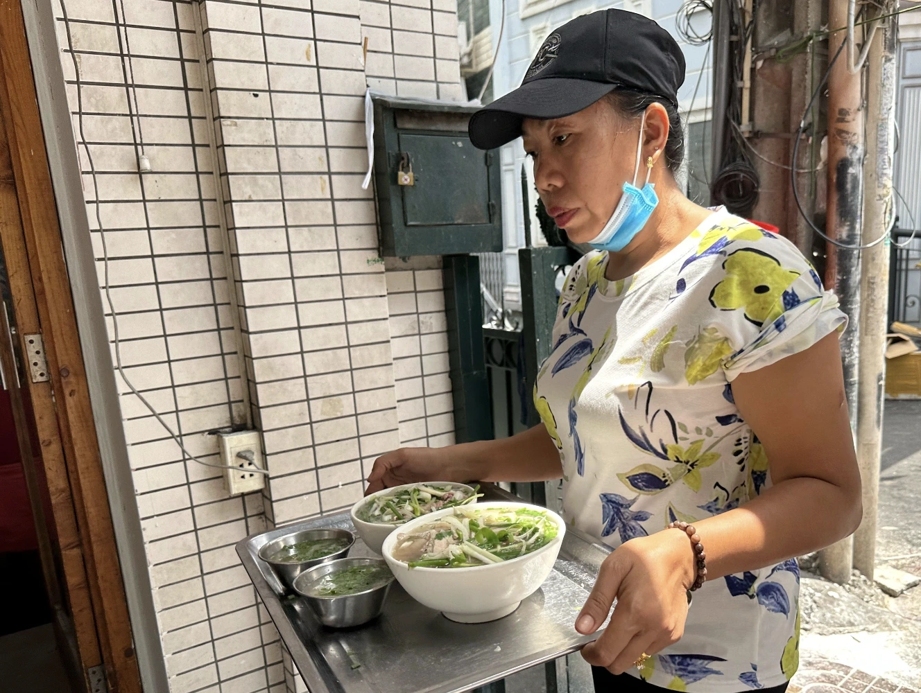Chủ quán ở TP.HCM thưởng tết nhân viên: 5 năm liền tặng vàng; gửi 1 tháng lương Chủ quán ở TP.HCM thưởng tết nhân viên: 5 năm liền tặng vàng; gửi 1 tháng lương