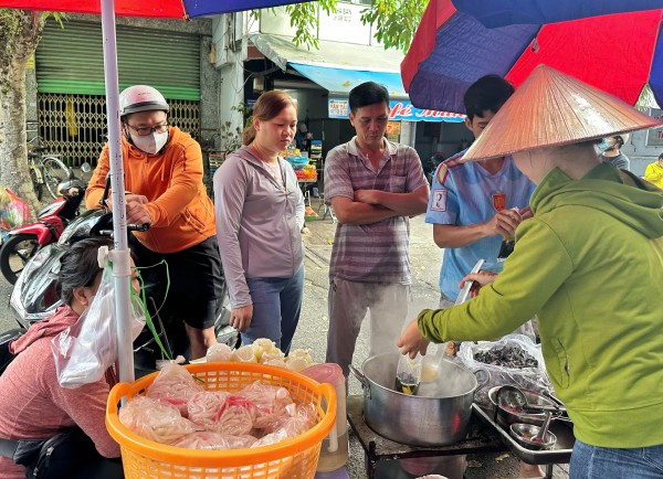 Quán… chè 'phân gà' ở TP.HCM: Chỉ bán 2 ngày/tháng nhưng khách luôn chật kín