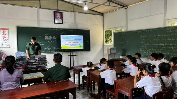 Tặng sách giáo khoa và thiết bị học tập cho học sinh trên đảo Hòn Chuối Tặng sách giáo khoa và thiết bị học tập cho học sinh trên đảo Hòn Chuối
