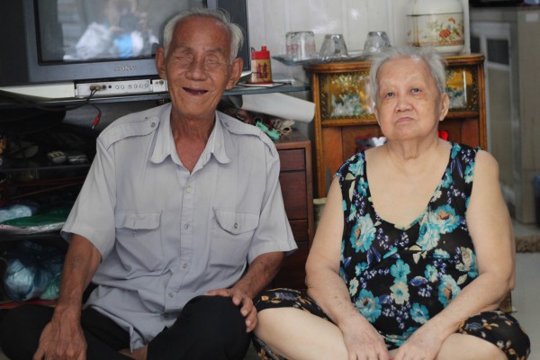 Sống ở TP.HCM: Ông lão mù bán bánh kể chuyện tình đẹp như cổ tích