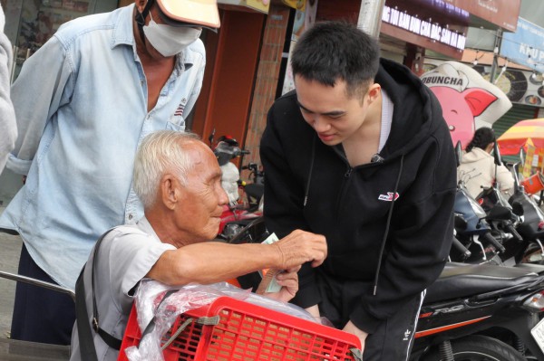 Sống ở TP.HCM: Ông lão mù bán bánh kể chuyện tình đẹp như cổ tích