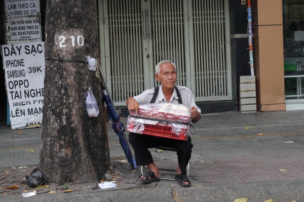 Sống ở TP.HCM: Ông lão mù bán bánh kể chuyện tình đẹp như cổ tích