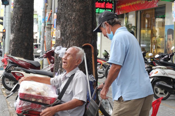 Sống ở TP.HCM: Ông lão mù bán bánh kể chuyện tình đẹp như cổ tích