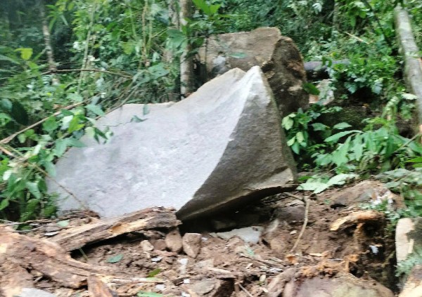 Động đất tại Kon Tum khiến hàng chục tảng đá lăn xuống ngôi làng ở Quảng Nam Động đất tại Kon Tum khiến hàng chục tảng đá lăn xuống ngôi làng ở Quảng Nam