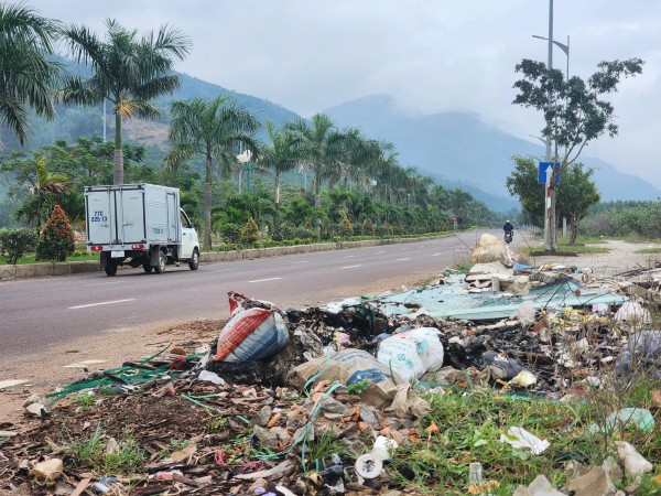 Bình Định: Rác thải bủa vây đường Long Vân - Long Mỹ Bình Định: Rác thải bủa vây đường Long Vân - Long Mỹ