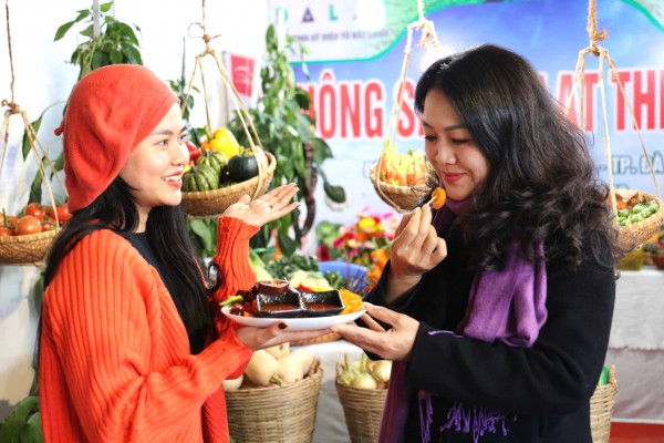 Thưởng thức buffet rau củ miễn phí tại phiên chợ rau hoa Đà Lạt Thưởng thức buffet rau củ miễn phí tại phiên chợ rau hoa Đà Lạt