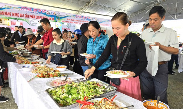 Thưởng thức buffet rau củ miễn phí tại phiên chợ rau hoa Đà Lạt Thưởng thức buffet rau củ miễn phí tại phiên chợ rau hoa Đà Lạt