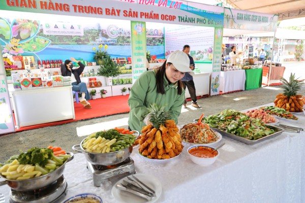 Thưởng thức buffet rau củ miễn phí tại phiên chợ rau hoa Đà Lạt Thưởng thức buffet rau củ miễn phí tại phiên chợ rau hoa Đà Lạt