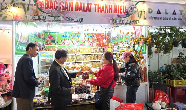 Thưởng thức buffet rau củ miễn phí tại phiên chợ rau hoa Đà Lạt Thưởng thức buffet rau củ miễn phí tại phiên chợ rau hoa Đà Lạt