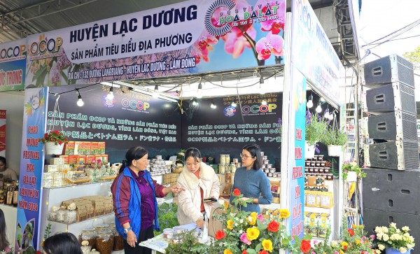 Thưởng thức buffet rau củ miễn phí tại phiên chợ rau hoa Đà Lạt Thưởng thức buffet rau củ miễn phí tại phiên chợ rau hoa Đà Lạt