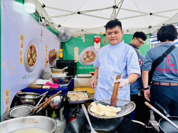 Lễ hội ẩm thực Chợ Lớn ở Q.5: Đa dạng món ăn ngon, người dân thoải mái lựa chọn Lễ hội ẩm thực Chợ Lớn ở Q.5: Đa dạng món ăn ngon, người dân thoải mái lựa chọn