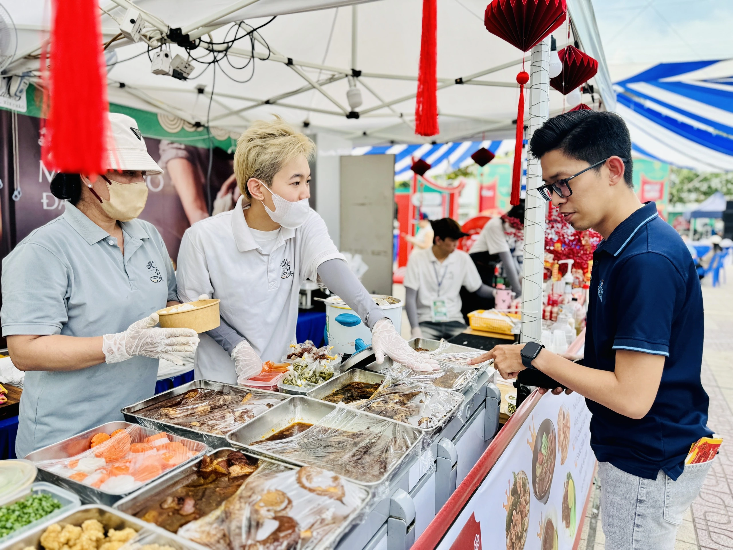 Lễ hội ẩm thực Chợ Lớn ở Q.5: Đa dạng món ăn ngon, người dân thoải mái lựa chọn Lễ hội ẩm thực Chợ Lớn ở Q.5: Đa dạng món ăn ngon, người dân thoải mái lựa chọn