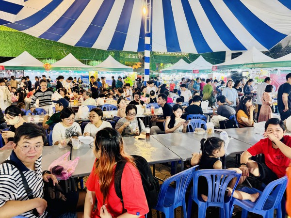 Lễ hội ẩm thực Chợ Lớn ở Q.5: Đa dạng món ăn ngon, người dân thoải mái lựa chọn Lễ hội ẩm thực Chợ Lớn ở Q.5: Đa dạng món ăn ngon, người dân thoải mái lựa chọn