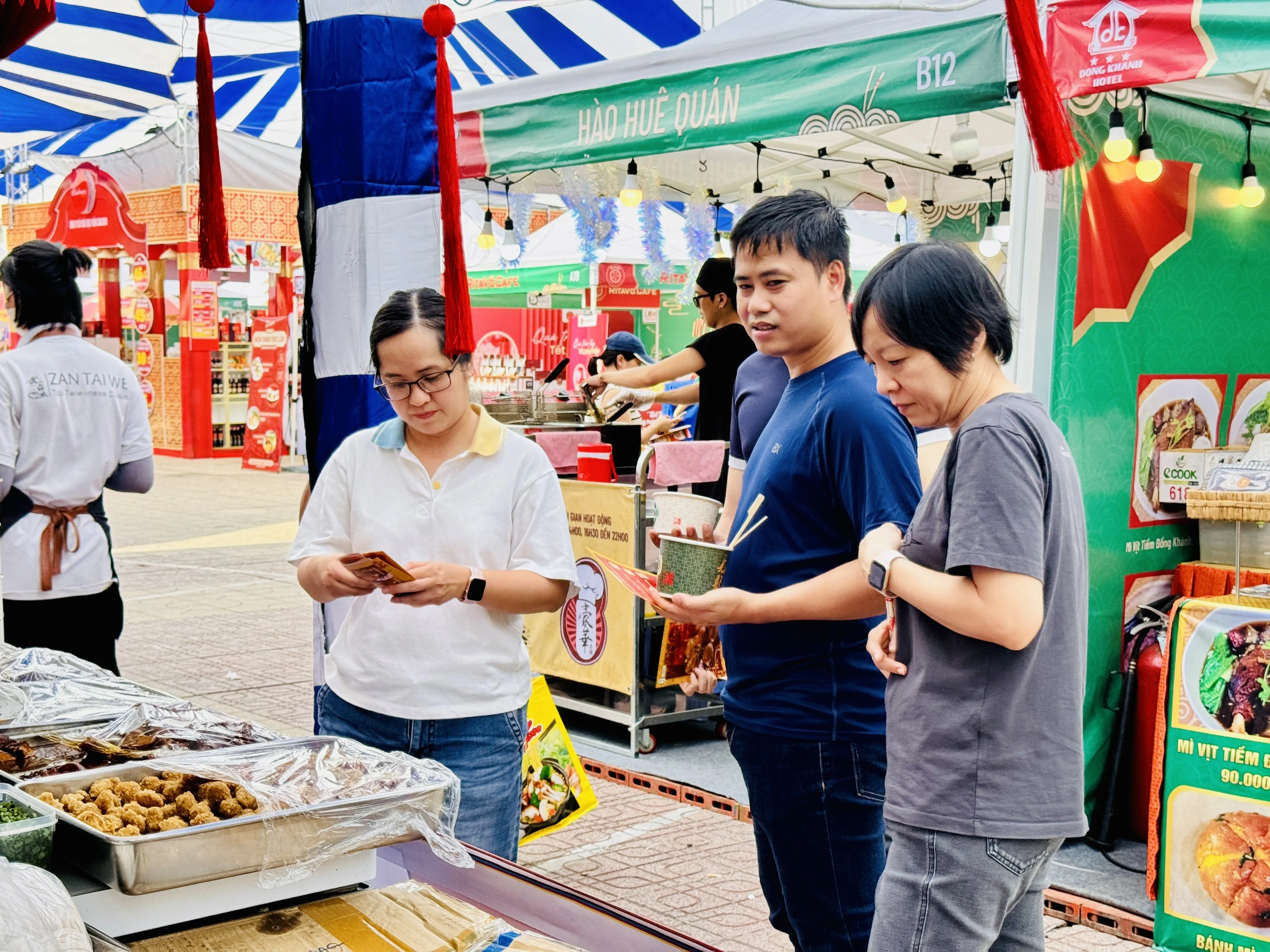 Lễ hội ẩm thực Chợ Lớn ở Q.5: Đa dạng món ăn ngon, người dân thoải mái lựa chọn Lễ hội ẩm thực Chợ Lớn ở Q.5: Đa dạng món ăn ngon, người dân thoải mái lựa chọn