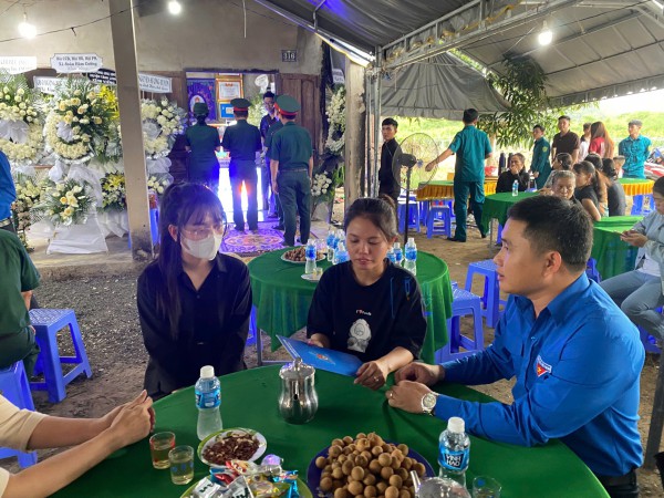 Đưa 6 thi hài liệt sĩ hy sinh trong đợt diễn tập phòng thủ về Bình Thuận Đưa 6 thi hài liệt sĩ hy sinh trong đợt diễn tập phòng thủ về Bình Thuận