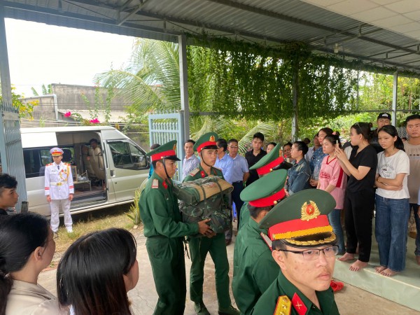 Đưa 6 thi hài liệt sĩ hy sinh trong đợt diễn tập phòng thủ về Bình Thuận Đưa 6 thi hài liệt sĩ hy sinh trong đợt diễn tập phòng thủ về Bình Thuận