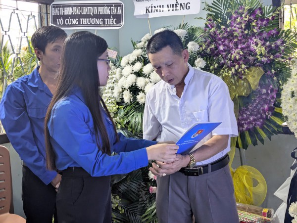 Đưa 6 thi hài liệt sĩ hy sinh trong đợt diễn tập phòng thủ về Bình Thuận Đưa 6 thi hài liệt sĩ hy sinh trong đợt diễn tập phòng thủ về Bình Thuận