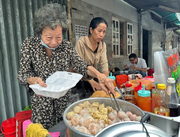 Xe há cảo Hoa Nguyệt còn mỗi cụ Nguyệt lẻ loi: Người TP.HCM mến thương ủng hộ Xe há cảo Hoa Nguyệt còn mỗi cụ Nguyệt lẻ loi: Người TP.HCM mến thương ủng hộ