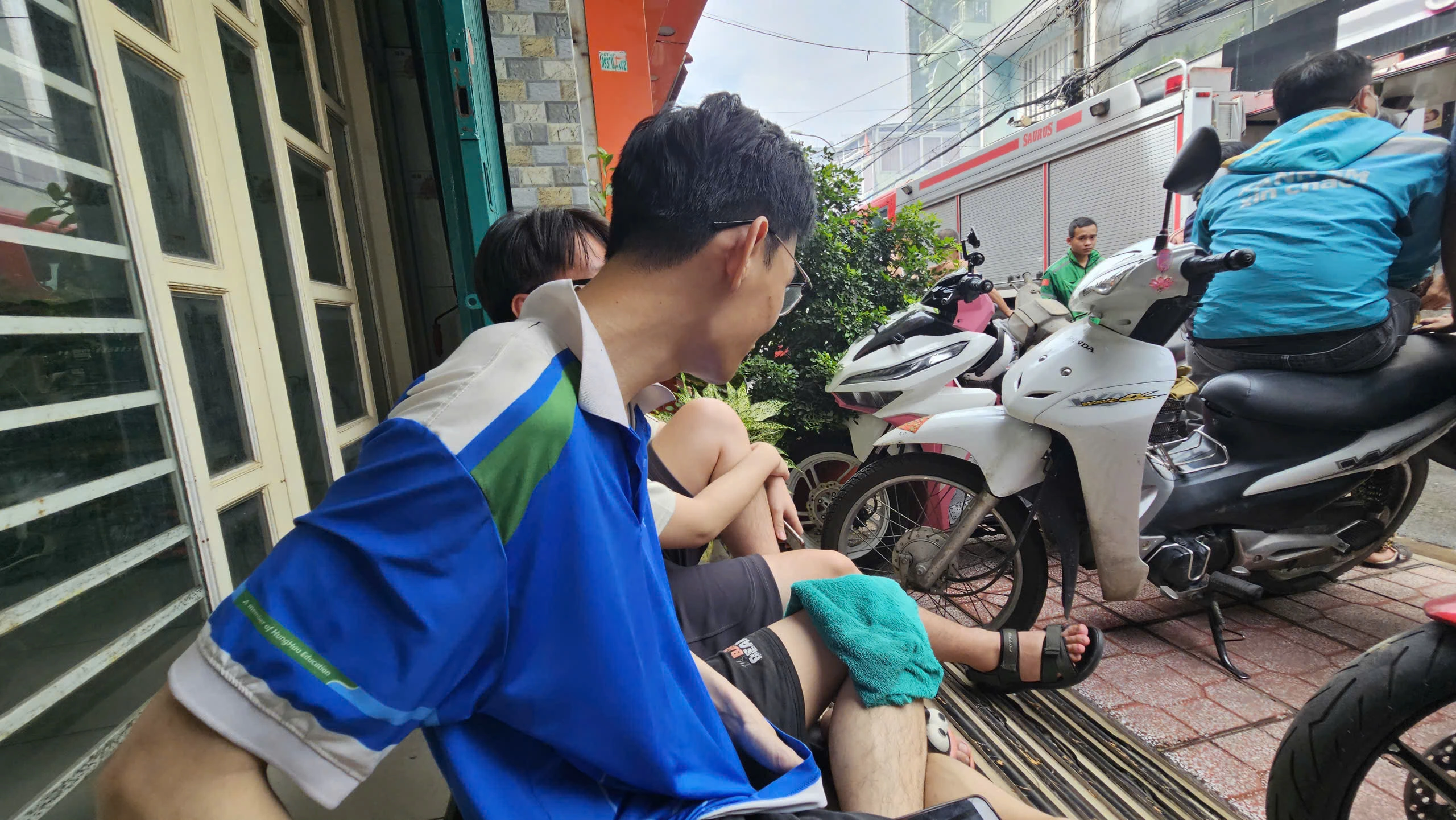 Cháy nhà 5 lầu, người thuê trọ dùng khăn bịt mũi tháo chạy khỏi đám cháy Cháy nhà 5 lầu, người thuê trọ dùng khăn bịt mũi tháo chạy khỏi đám cháy