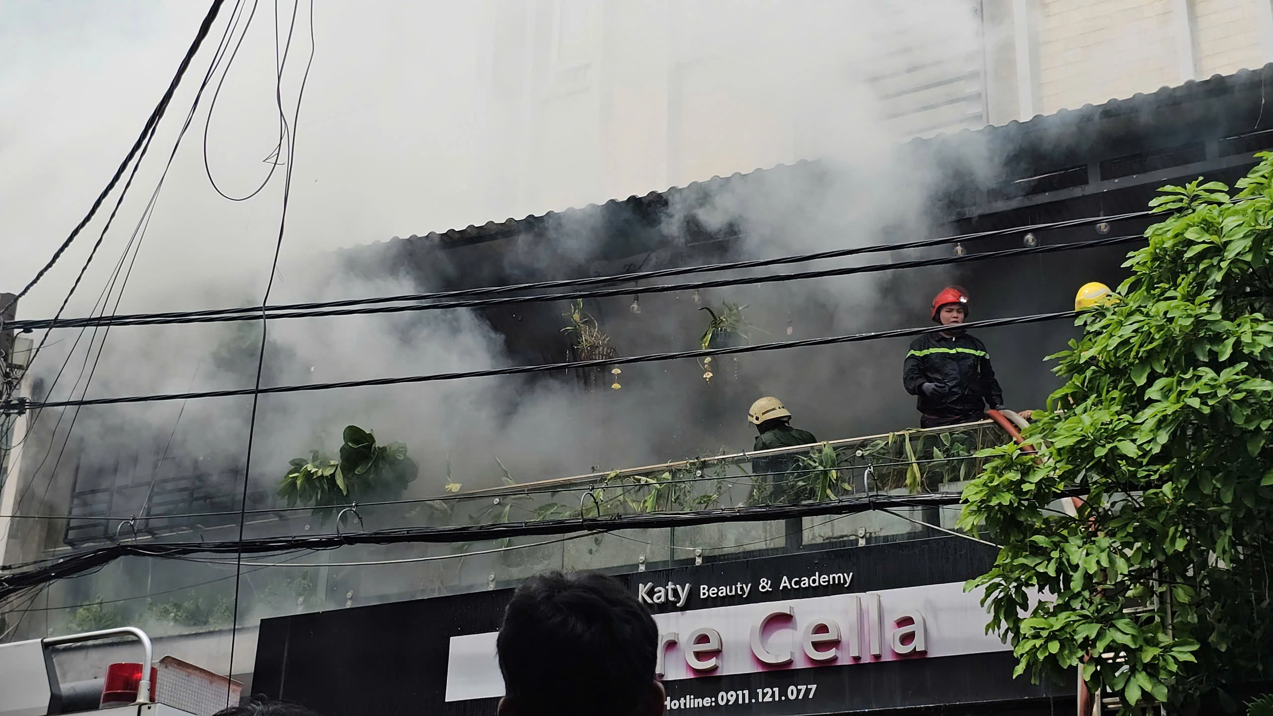 Cháy nhà 5 lầu, người thuê trọ dùng khăn bịt mũi tháo chạy khỏi đám cháy Cháy nhà 5 lầu, người thuê trọ dùng khăn bịt mũi tháo chạy khỏi đám cháy