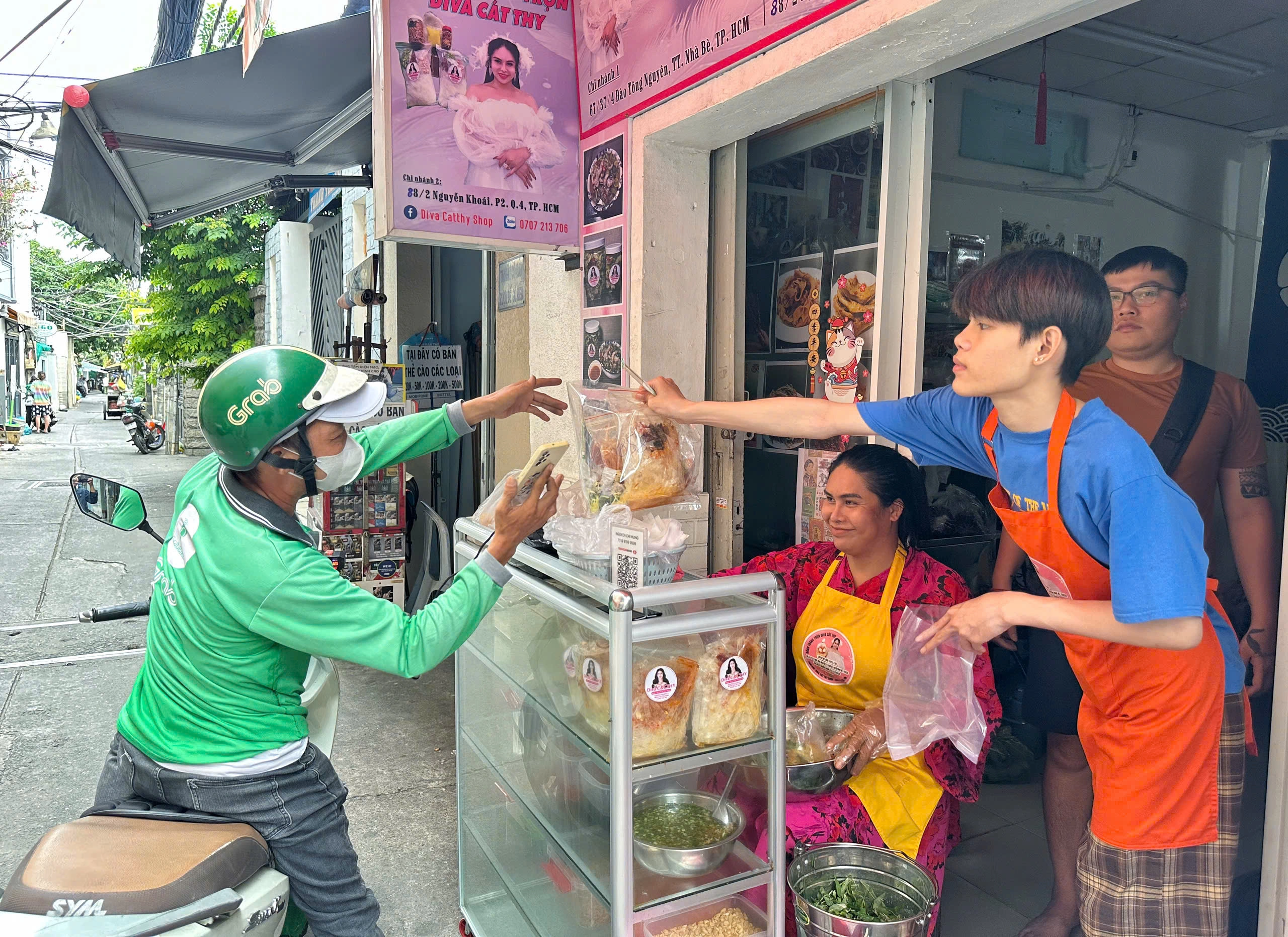 Bánh tráng trộn nổi tiếng TP.HCM của chị chủ LGBT: Vì sao bán lại… lần 3? Bánh tráng trộn nổi tiếng TP.HCM của chị chủ LGBT: Vì sao bán lại… lần 3?