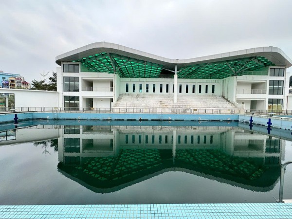 Bể bơi hoành tráng, hoạt động ngắn ngủi Bể bơi hoành tráng, hoạt động ngắn ngủi