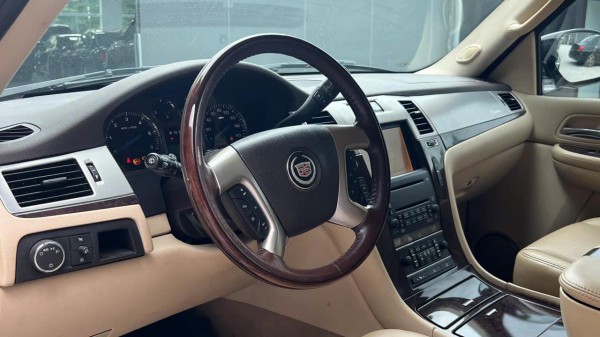 SUV hiếm Cadillac Escalade ESV 17 năm tuổi rao giá hơn 700 triệu tại Việt Nam