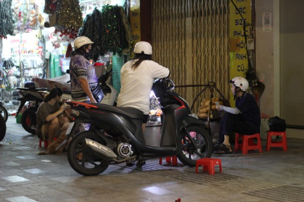 Sống ở TP.HCM: 'Bánh mì ma' xuyên đêm hot nhất Q.1 'giờ kiểu Mỹ'