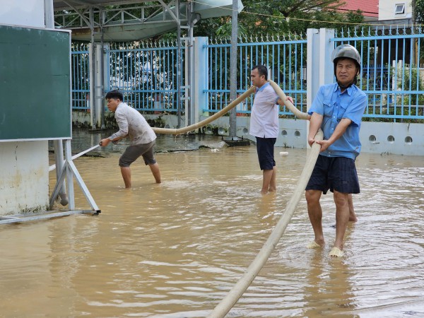 Nhiều khu vực phía tây Nha Trang bị ngập sâu