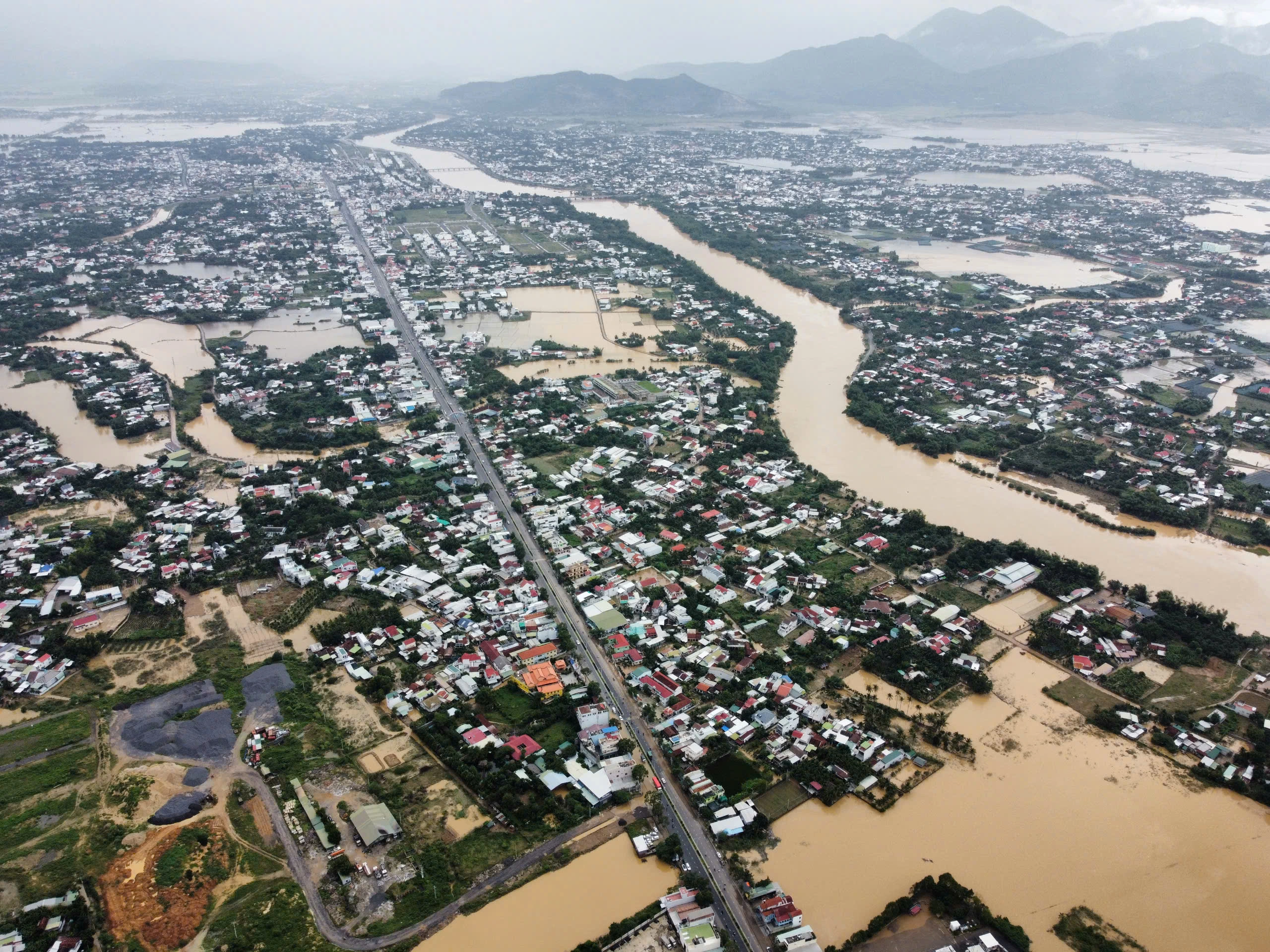 Nhiều khu vực phía tây Nha Trang bị ngập sâu