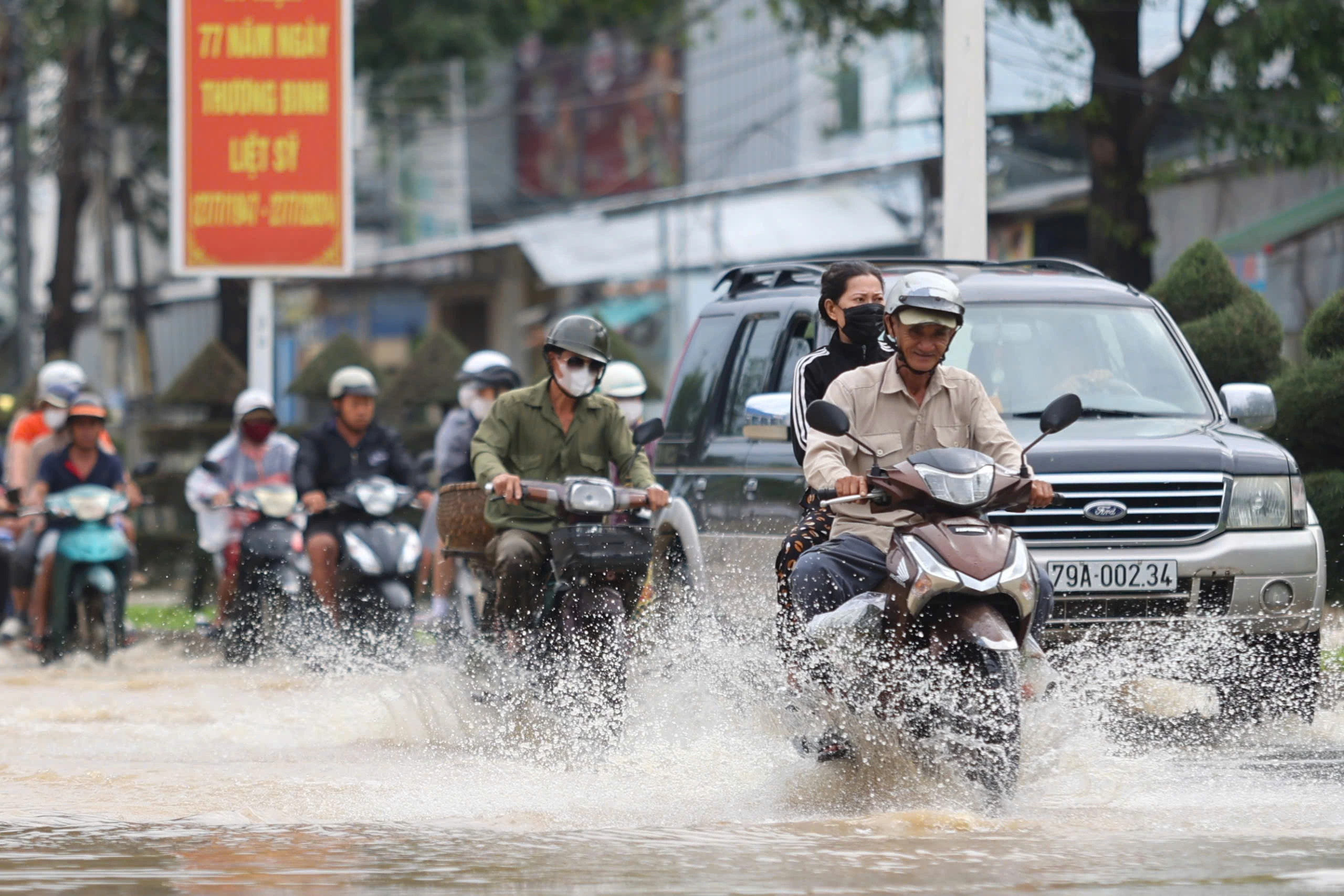 Nhiều khu vực phía tây Nha Trang bị ngập sâu