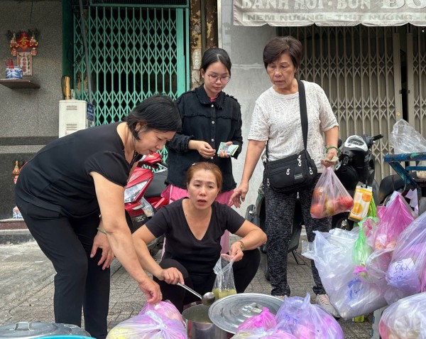 Vì sao sáng nay nhiều người đổi nghề... bán chè trôi nước ở Chợ Lớn, khách vây kín?