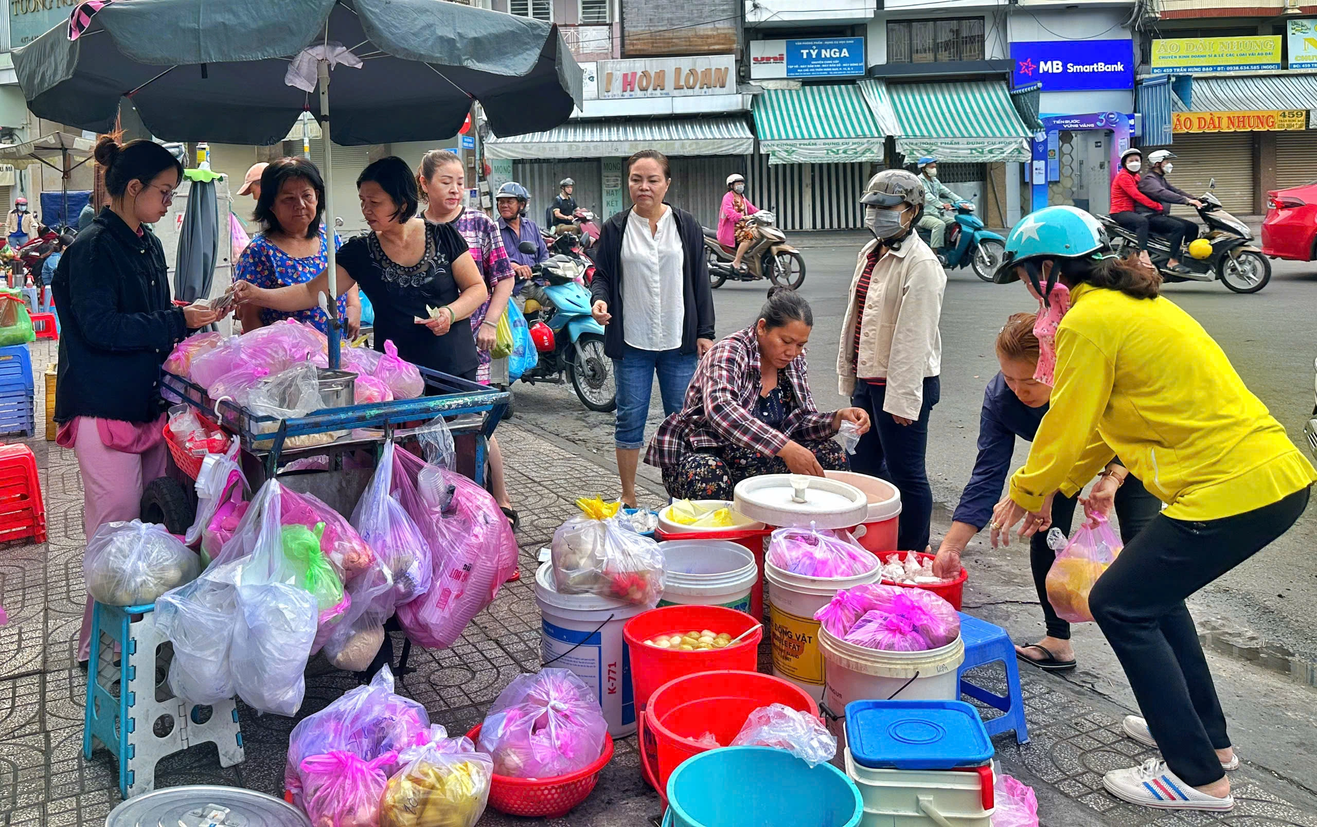 Vì sao sáng nay nhiều người đổi nghề... bán chè trôi nước ở Chợ Lớn, khách vây kín?