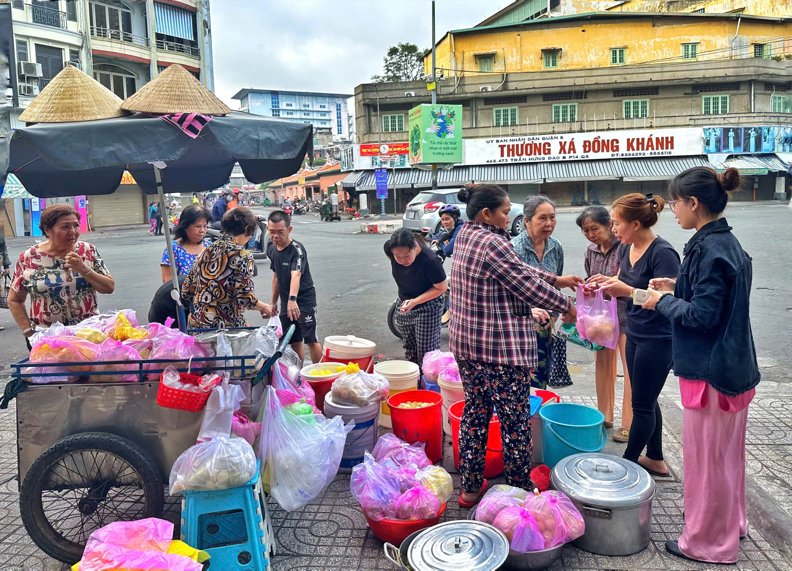 Vì sao sáng nay nhiều người đổi nghề... bán chè trôi nước ở Chợ Lớn, khách vây kín?