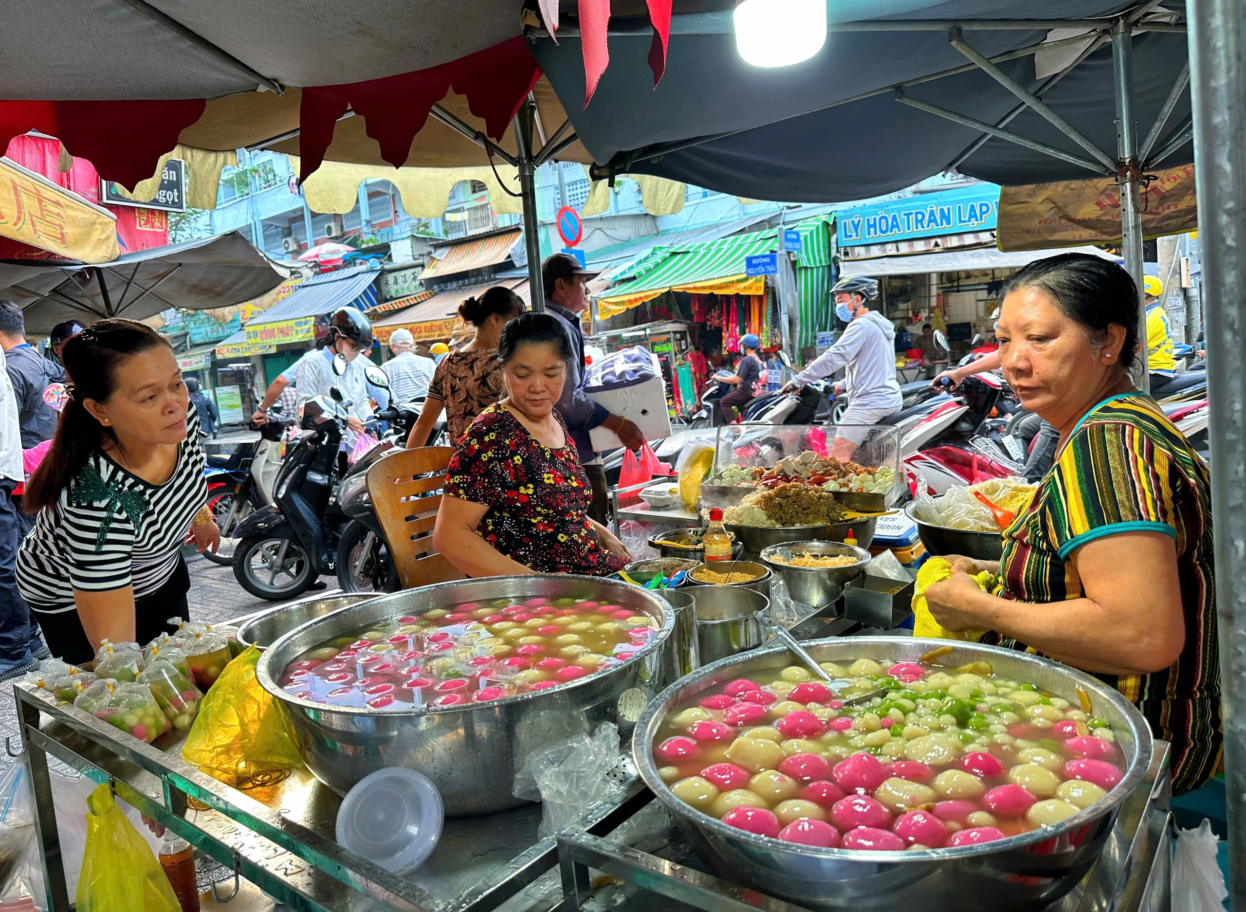 Vì sao sáng nay nhiều người đổi nghề... bán chè trôi nước ở Chợ Lớn, khách vây kín?