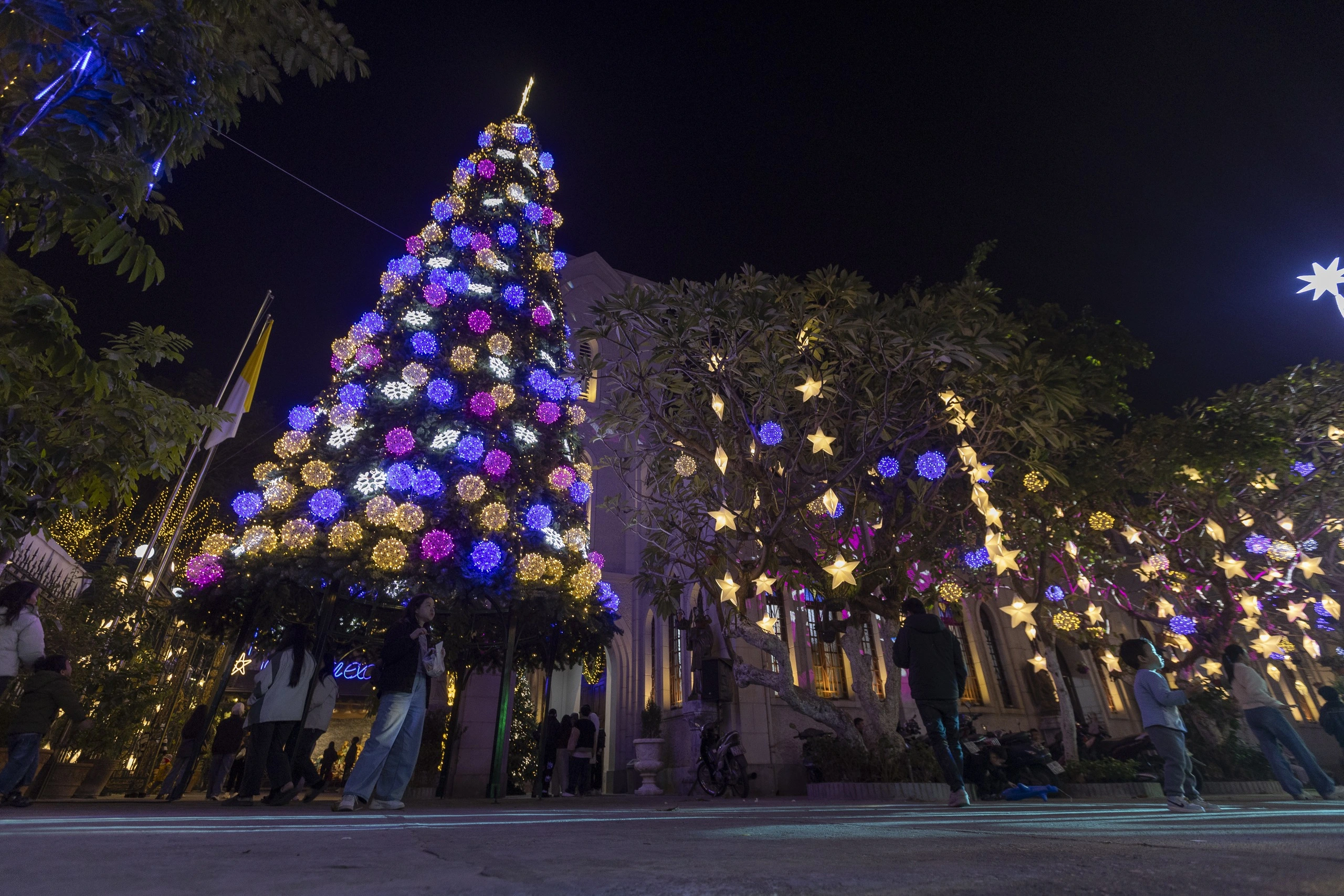 Nhà thờ lung linh trước đêm Noel