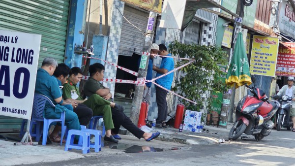 TP.HCM: Đập tường, cứu 2 cha con trong vụ cháy nhà