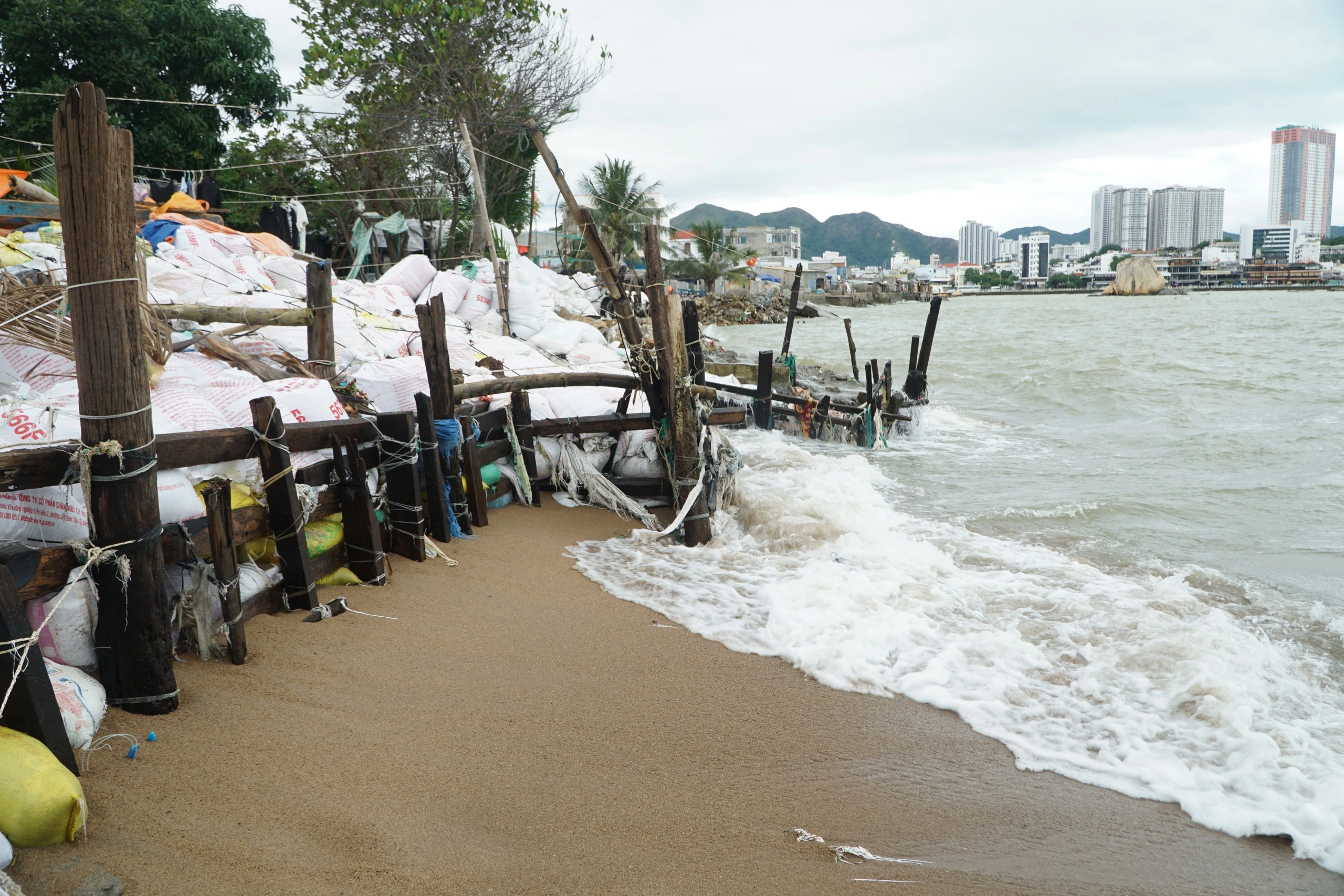 Nha Trang: Người dân cồn Nhất Trí chống chọi với sóng dữ đánh sập nhà